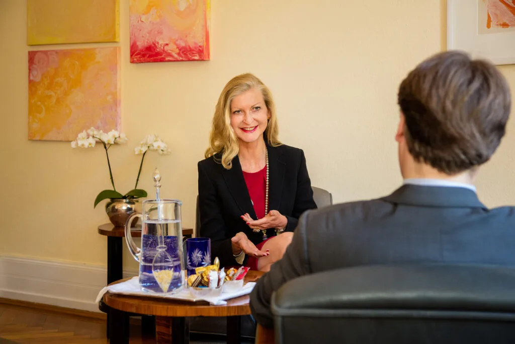 Executive Coaching in Frankfurt: Felicitas von Elverfeldt im Gespräch mit einem Klienten