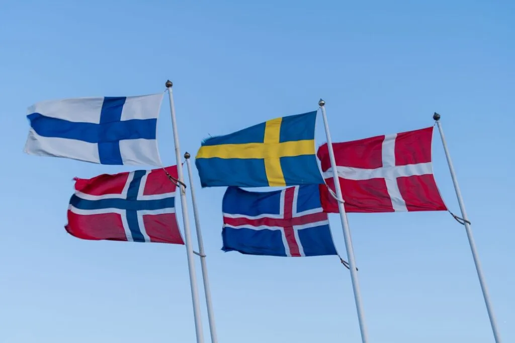 Flaggen der nordischen Länder als Sinnbild für internationale Führungsteams