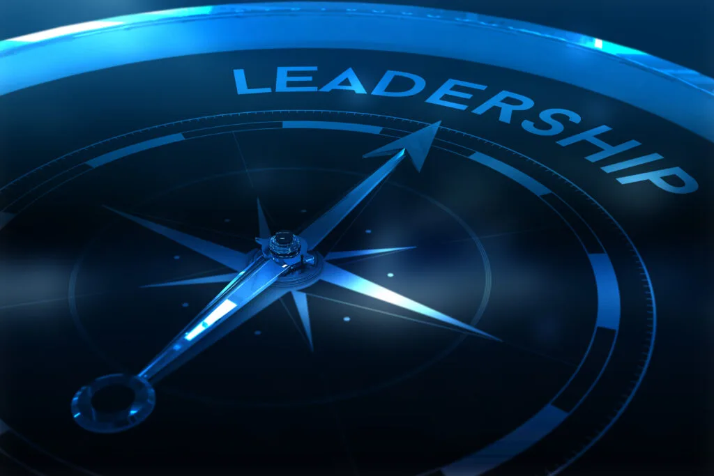 Kompass, dessen Nadel auf das Wort Leadership zeigt