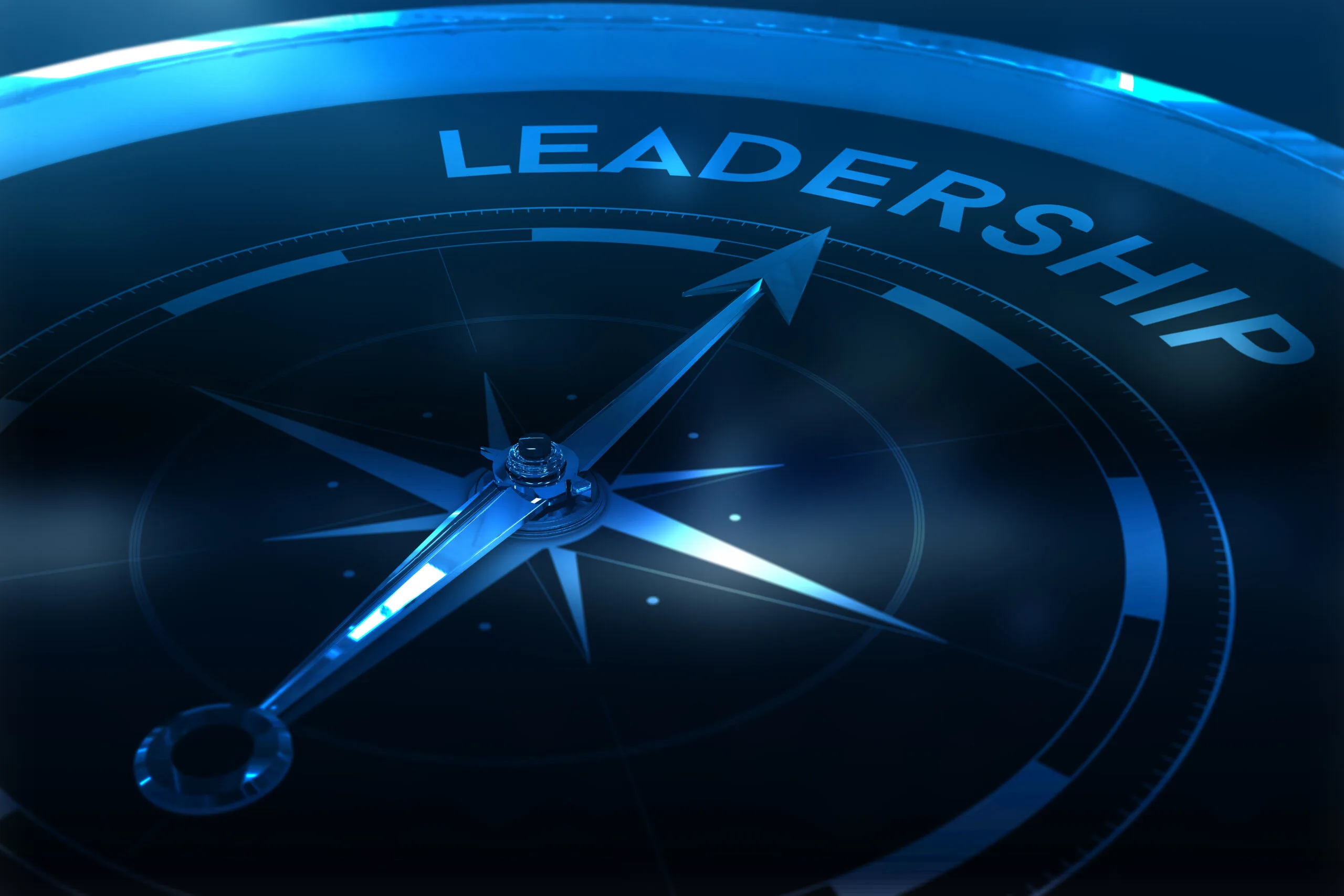 Kompass, dessen Nadel auf das Wort Leadership zeigt