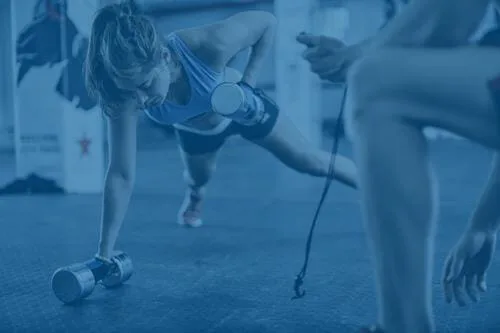 Sportlerin beim Krafttraining als Sinnbild für Resilienz und Stressmanagement
