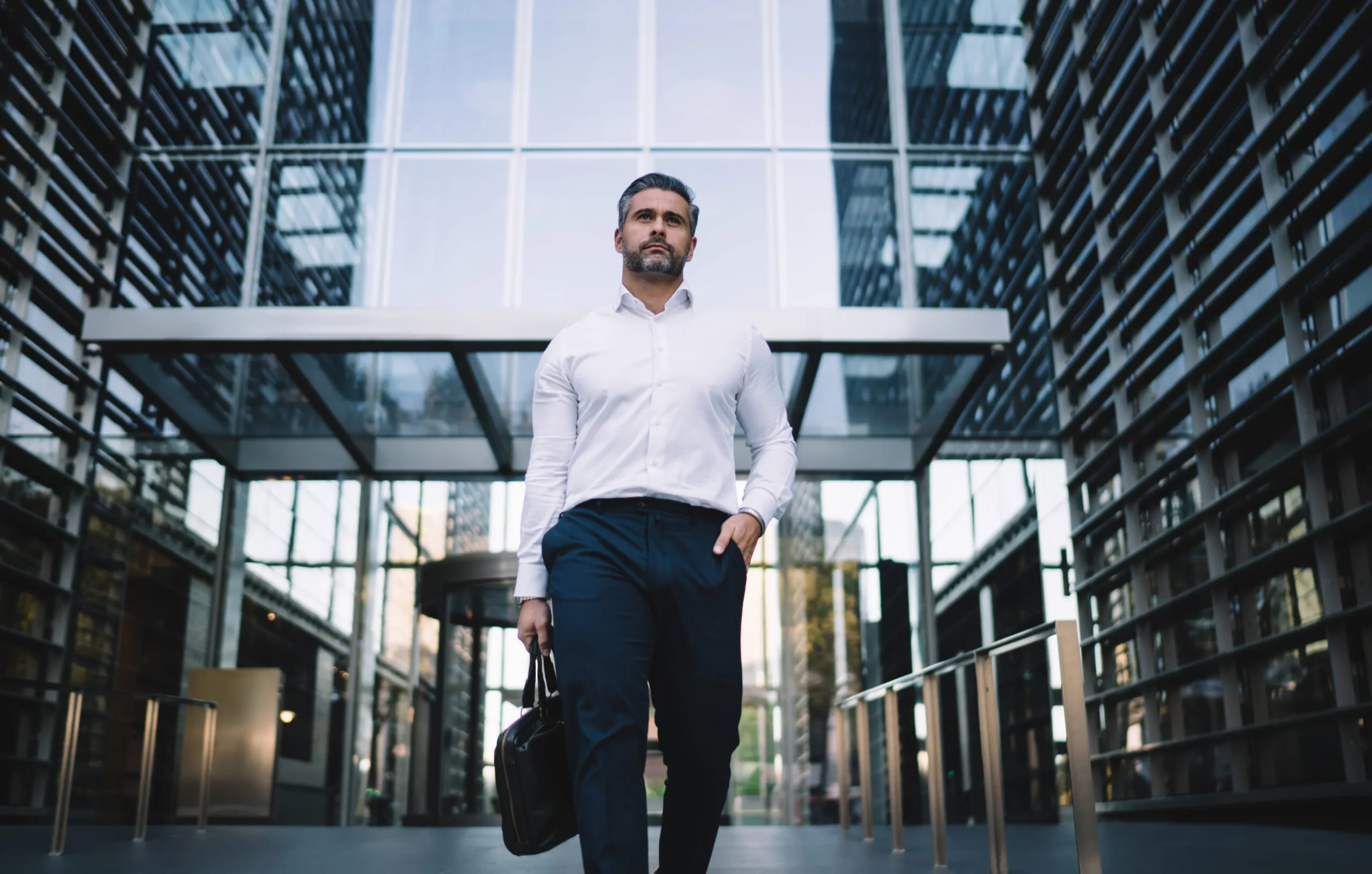 Nachdenklicher Manager mittleren Alters am Fenster